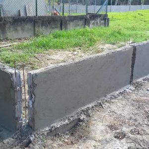 Labores de cerramiento de fuente de abastecimiento de agua